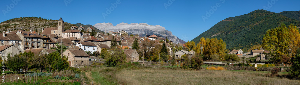 Fototapeta premium Hecho village, Valley of Hecho, western valleys, Pyrenean mountain range, province of Huesca, Aragon, Spain, europe