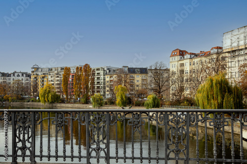 Blick von der Spreebrücke in Berlin Moabit auf die Spree