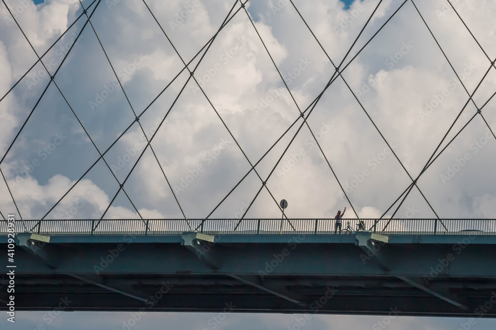 Detail der Fehmarnsundbrücke mit einer winkenden Frau