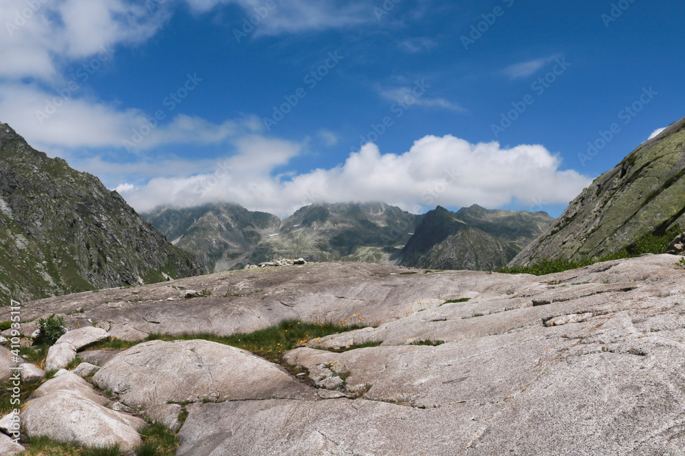 Bellissima vista panoramica dal sentiero che porta ai laghi Cornisello nella Val Nambrone in Trentino, viaggi e paesaggi in Italia