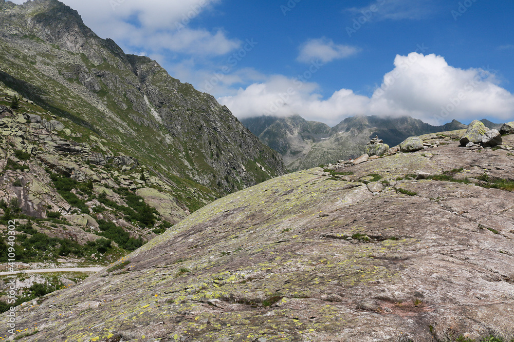 Bellissima vista panoramica sulle montagne dal sentiero che porta ai laghi Cornisello nella Val Nambrone in Trentino, viaggi e paesaggi in Italia
