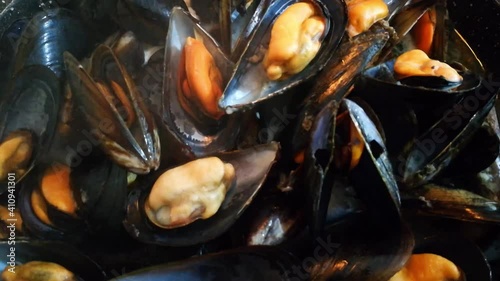Video of mussels cooked in the pot