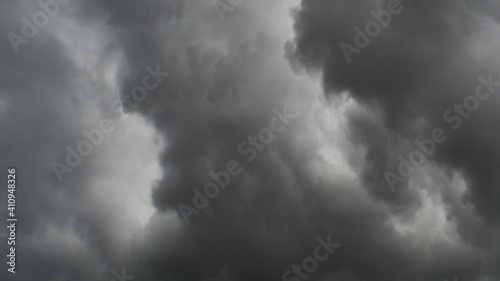 Ciel déchiré au passage d'un nuage de type Arcus photo