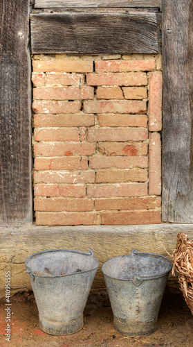 Panneau en briques à la ferme de la Forêt à Courtes, Bresse, France