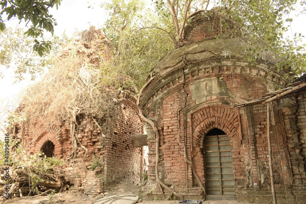 Naklejka premium neglected ruined temples at baro ras bari complex, chetla, kolkata