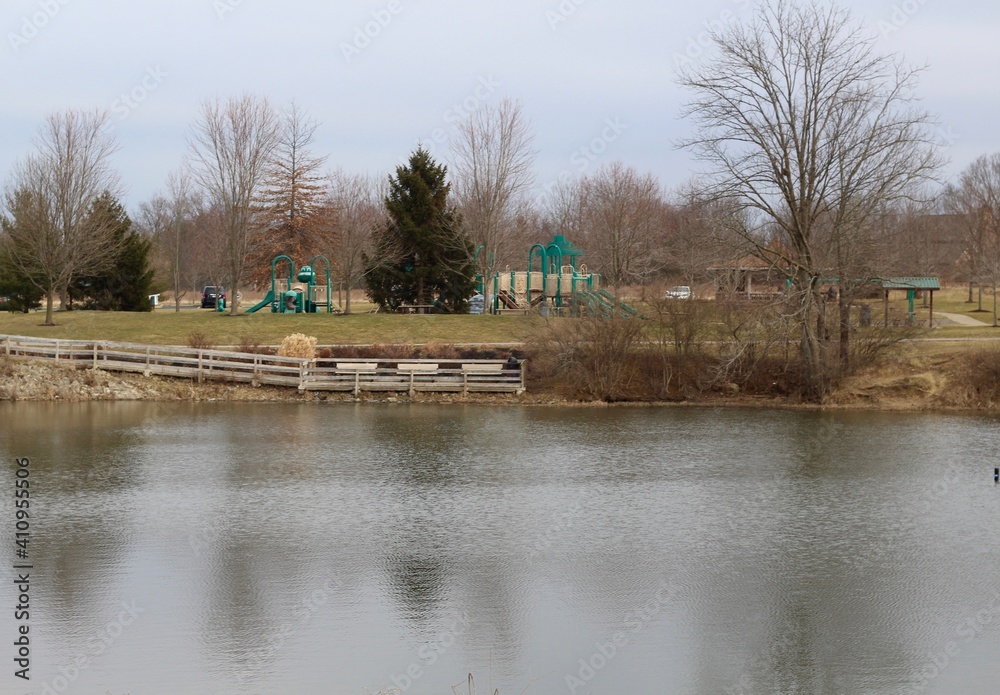 Fototapeta premium A peaceful lake in the park on a winter day.