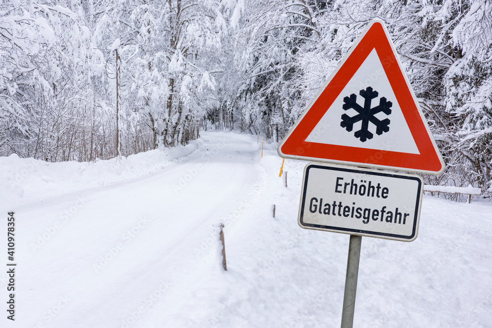 Strassenschild warnt vor Schnee und Eis auf der Strasse Strassenschild warnt vor Schnee und Eis auf der Strasse