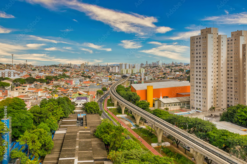 Foto aérea da zona leste de São Paulo, com linha do trem cortando o ...
