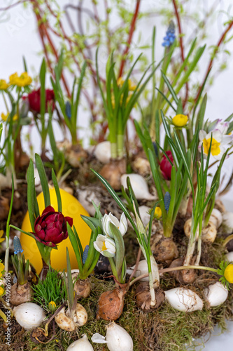 Osterkranz mit Blumen