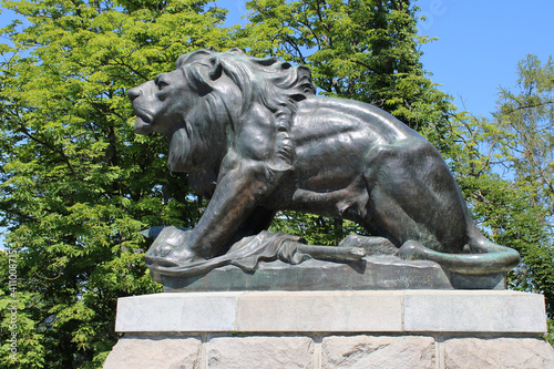 Der Hackher L  we   Statue  Schlossberg Graz