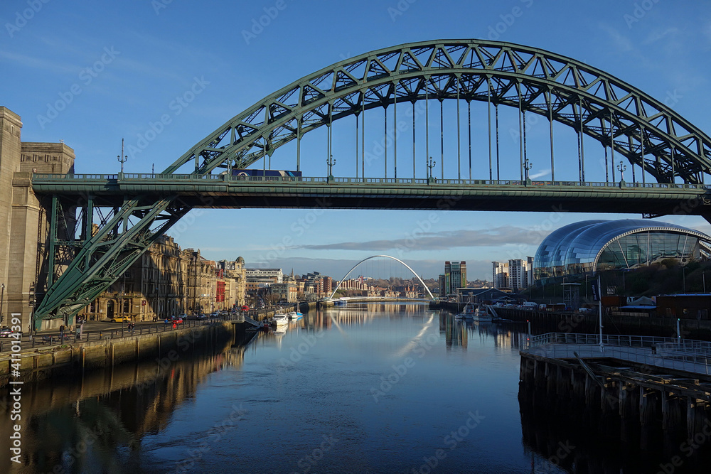 Newcastle Tyne Bridge fotografiert von einem Schiff, das auf dem Fluss Tyne schwimmt. Wahrzeichen mit unverwechselbarer Architektur. Newcastle Amsterdam Schifffahrt  mit Brückenansicht .