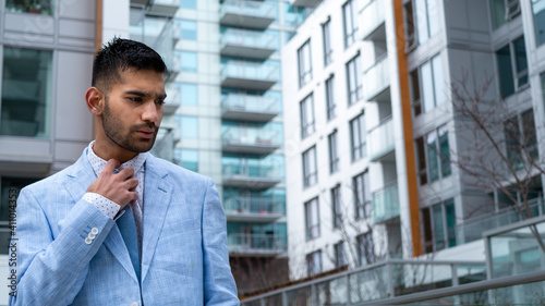 Wallpaper Mural ネクタイを締めなおす中東系のビジネスマン Torontodigital.ca