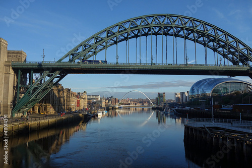 Newcastle Tyne Bridge fotografiert von einem Schiff, das auf dem Fluss Tyne schwimmt. Wahrzeichen mit unverwechselbarer Architektur. Newcastle Amsterdam Schifffahrt mit Brückenansicht .