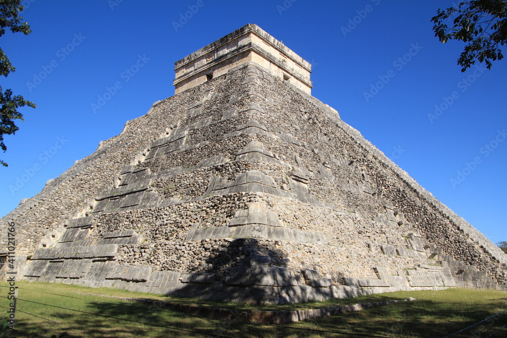 mayan temple of chichen itza mayan temple of chichen itza
