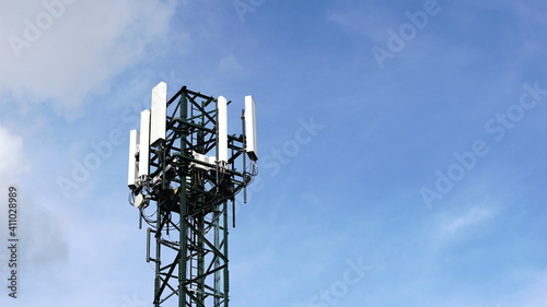 telecommunication tower telephone antenna