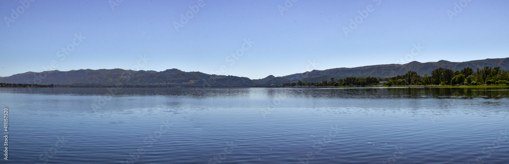 panoramica del lago san roque, en un dia soleado con un hermoso espejo de agua en la ciudad de villa carlos paz cordoba argentina