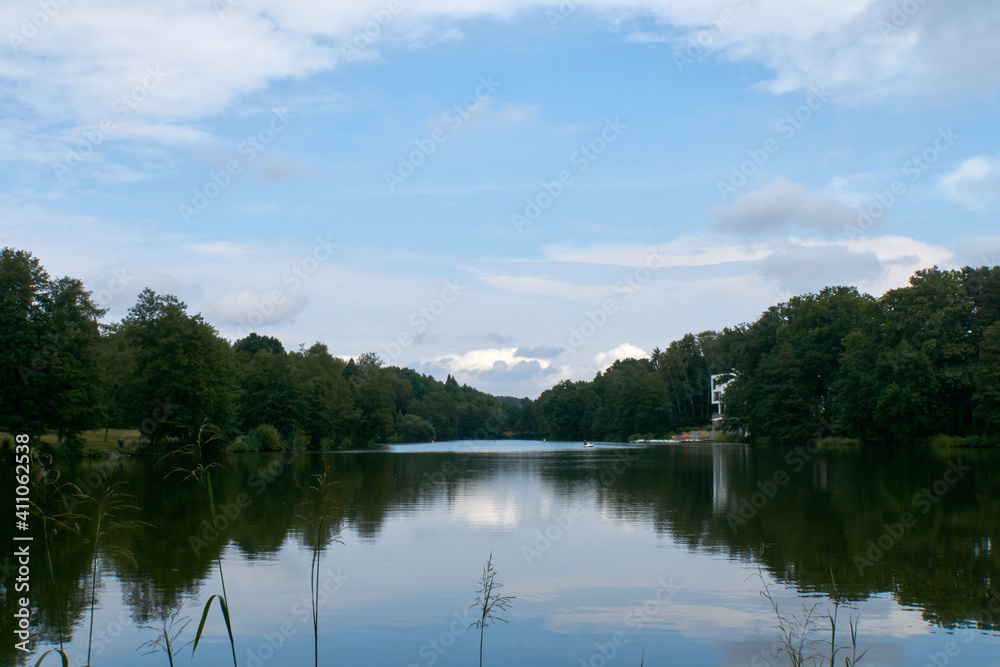 Obraz premium Ein schöner Spaziergang am Weiher