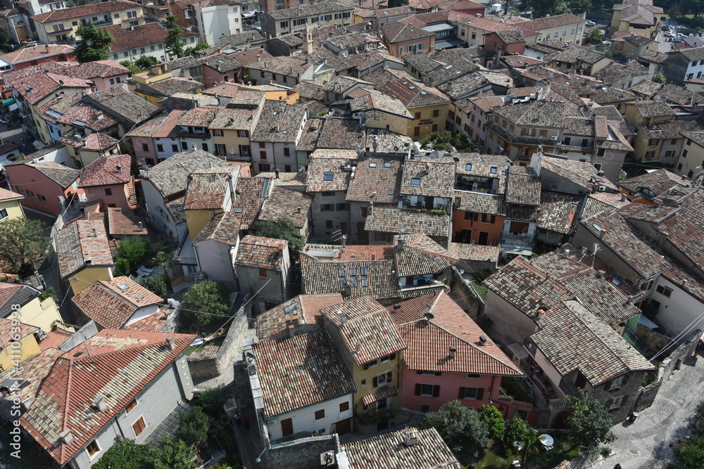 Dachy starych domów we włoskim miasteczku