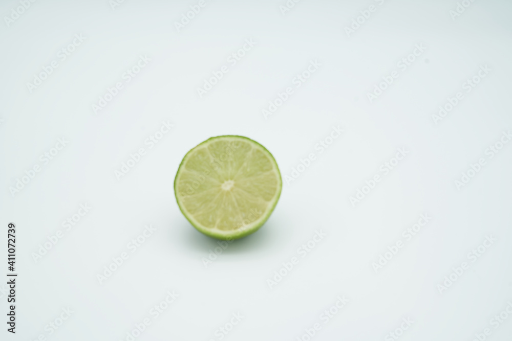 Limones, verde, fondo blanco, frutas, lime, limes, green, fruits, nature, sour, acido, round, redondo