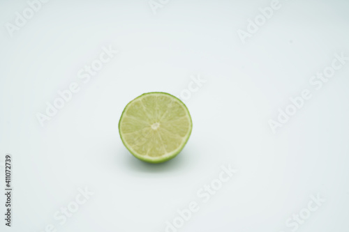 Limones, verde, fondo blanco, frutas, lime, limes, green, fruits, nature, sour, acido, round, redondo
