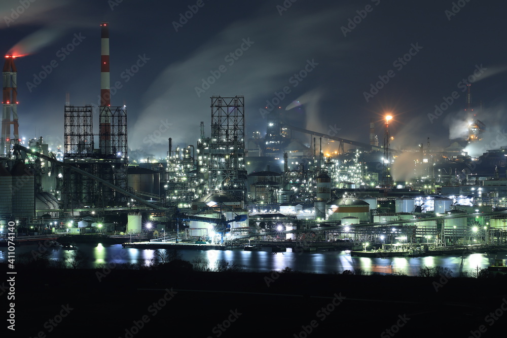 日本の岡山県倉敷市の水島コンビナートの美しい工場夜景