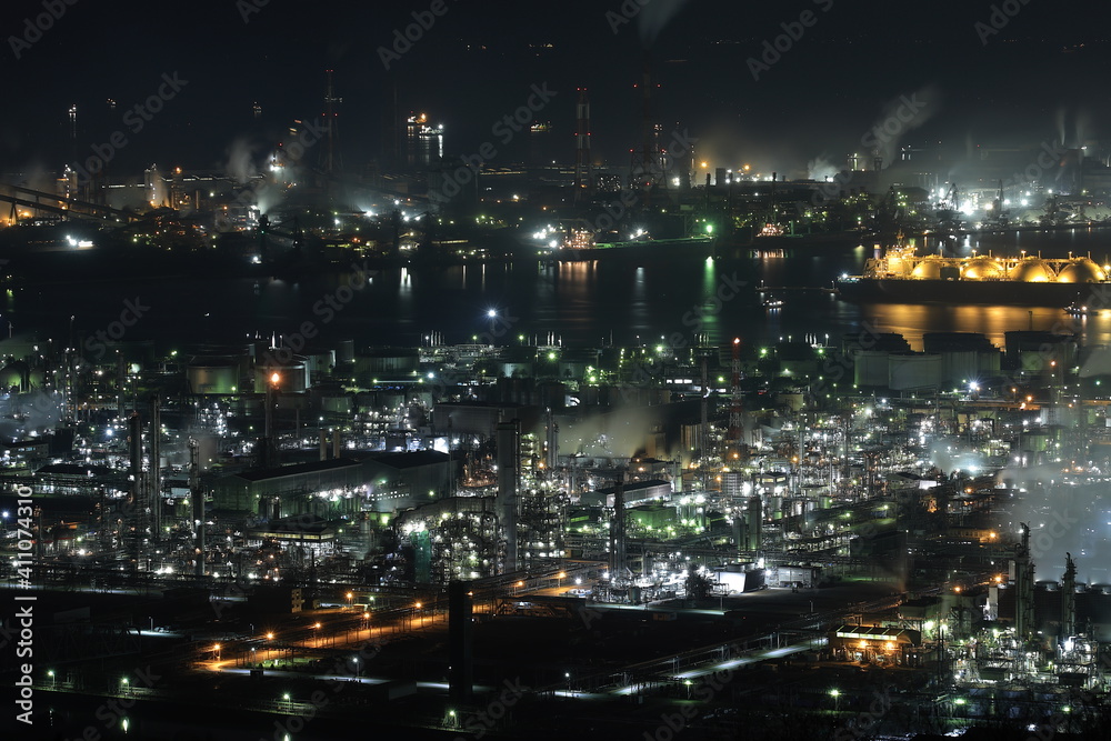 日本の岡山県倉敷市の水島コンビナートの美しい工場夜景