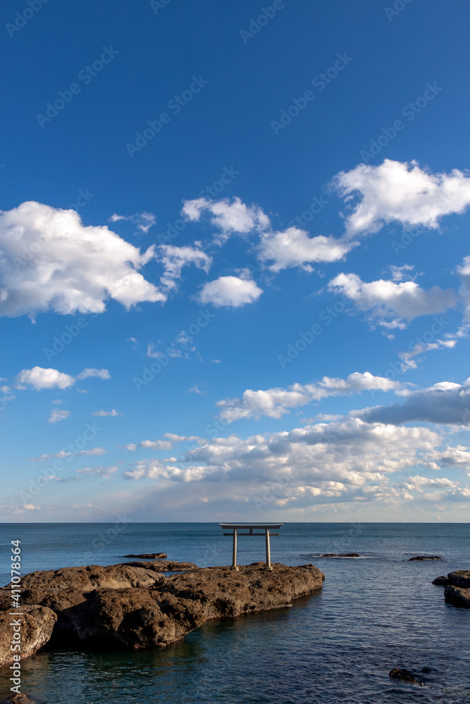 積雲と神磯の鳥居の海景【大洗海岸】
