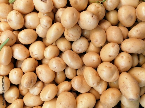 Foto Papas frescas pequeñas o de cambray