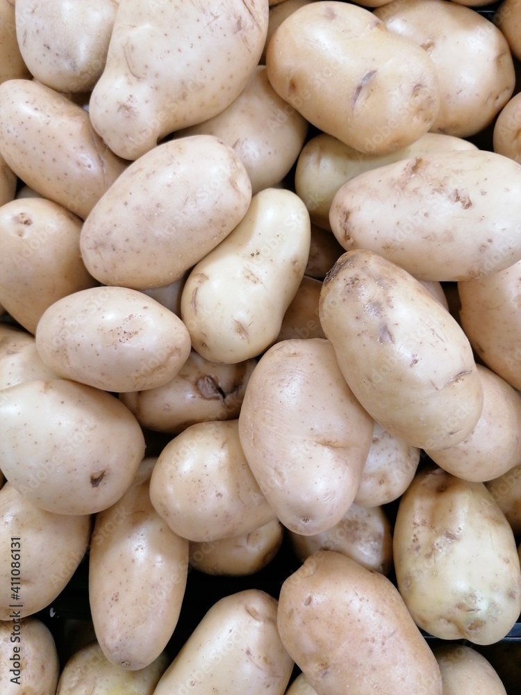 Grupo de papas frescas en exhibición para venta Grupo de papas frescas en exhibición para venta
