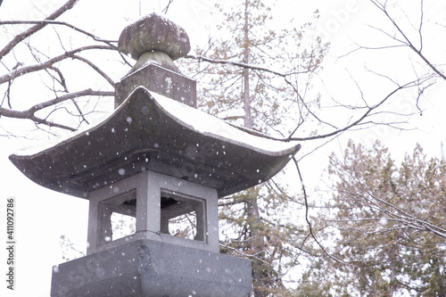 日本の神社の風景（年末年始）初詣イメージ