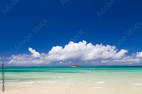 Fototapeta Naklejka Na Ścianę i Meble -  沖縄の海と青空と夏の雲