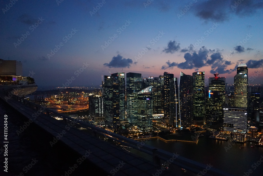 Aerial view of Skyscraper and Marina Bay area at night from infinity pool in Singapore - シンガポール マリーナベイ エリア インフィニティプールからの眺め 夜景