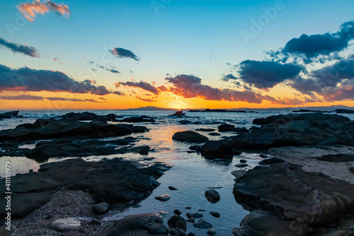 色鮮やかな青い空とオレンジ色の城ヶ島の夕陽