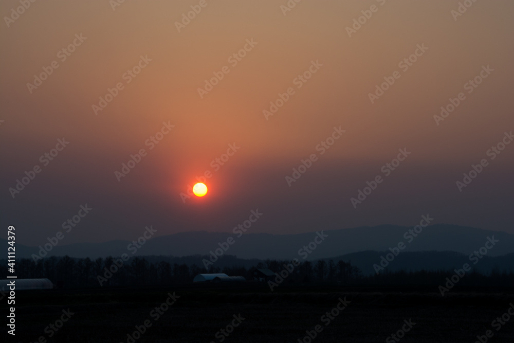 美しい春霞がかかった夕暮れ