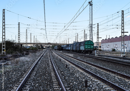 Ferrocarril y railes vacíos en un día.