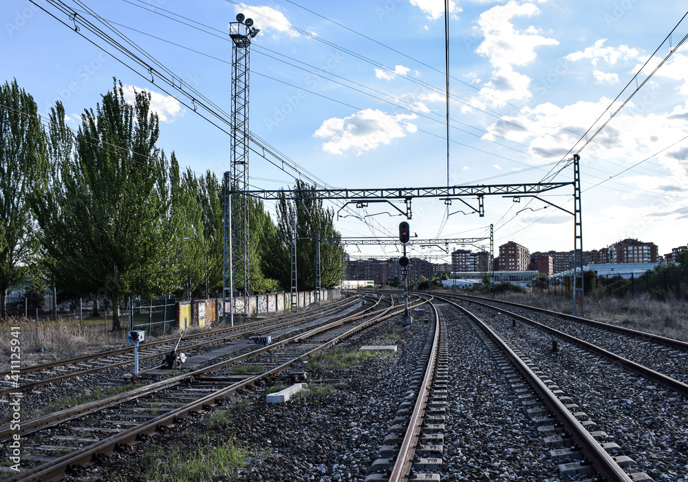 Ferrocarril y railes vacíos en un día.