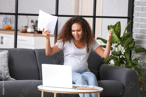 Frustrated pregnant woman w...