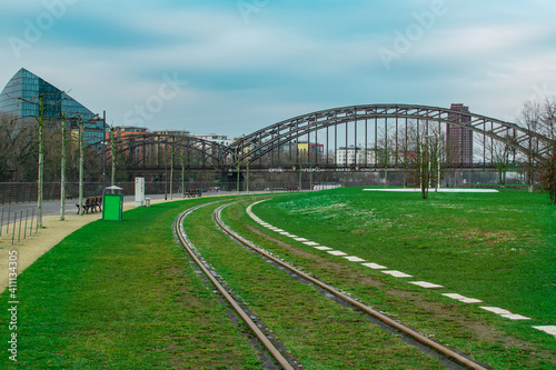 Puente de hierro y vías de tren 