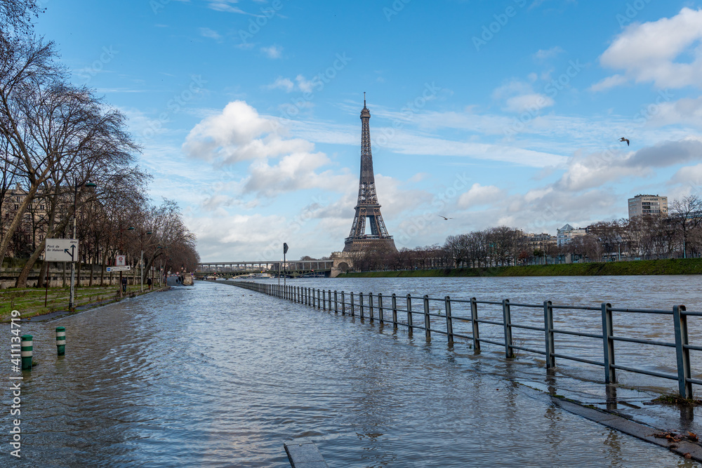 Fototapeta premium Flood of the Seine river with Eiffel tower and Pont de Bir-Hakeim in the background - Paris, France