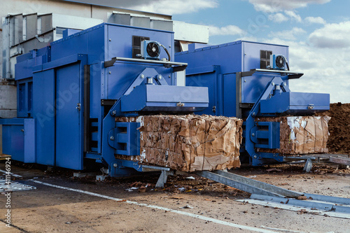 blue paper squeezer container and garabage press machine recycle cardboard to reusable material bales