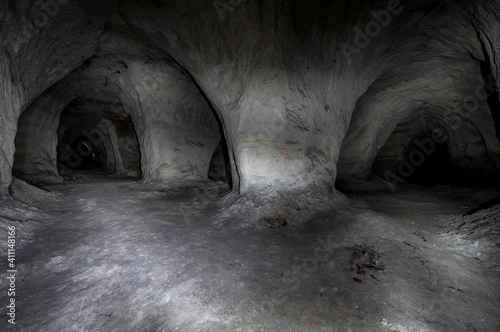 Untertage mit licht und schatten in einer höhle und felsenkeller photo