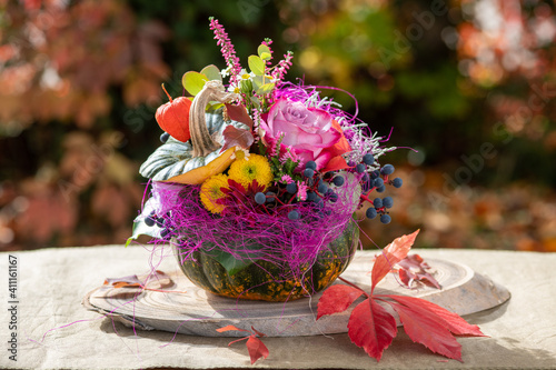 Gesteck in ausgehöhltem Kürbis