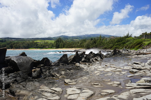 Makaluapuna Point aka Dragons teeth coastline rock formation, Wave crashing against the rock on Maui island, Hawaii - ドラゴンティース マカルアプナ ポイント 波しぶき マウイ ハワイ