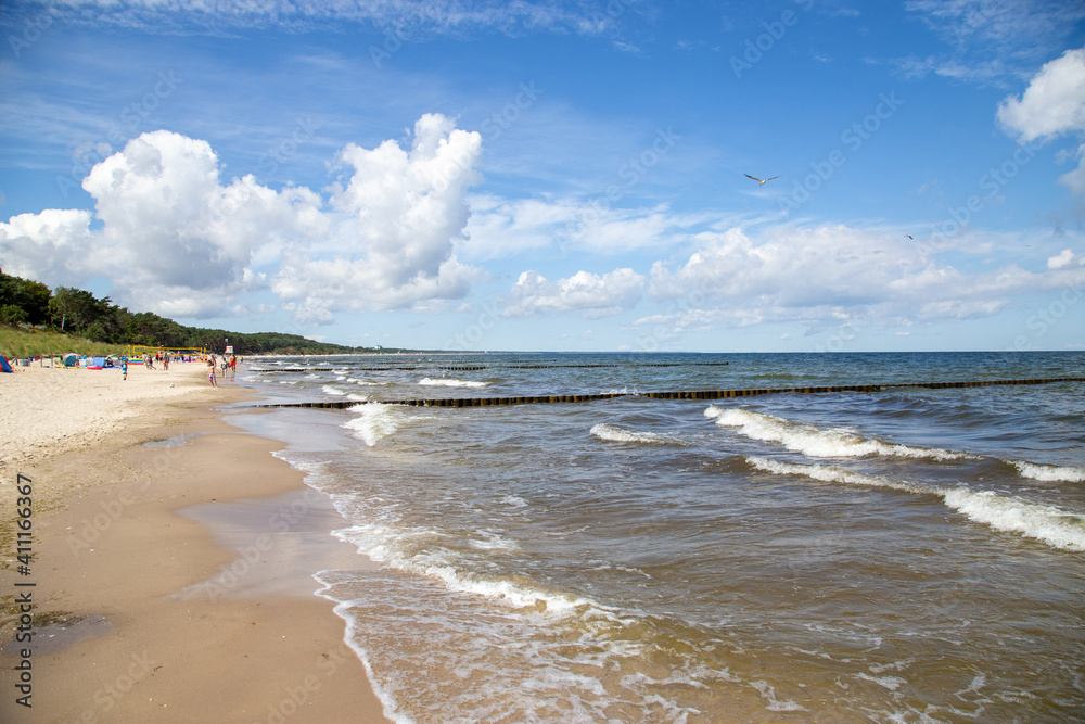 Obraz premium The lonely beach with waves and sun on the island of Usedom.