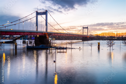 Friedrich-Ebert-Brücke über den Rhein in Duisburg am Abend und bei Hochwasser