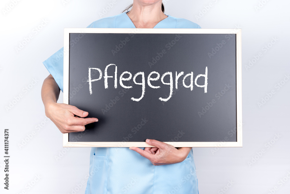Pflegekraft mit einer Tafel auf der Pflegegrad steht