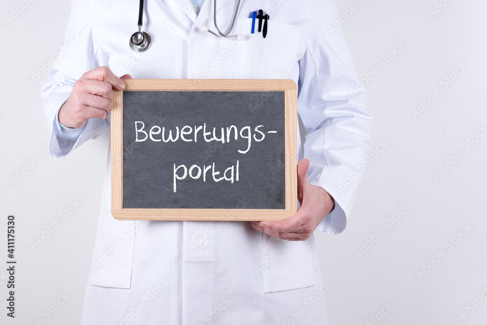 Arzt in seiner Praxis mit einer Tafel Bewertungsportal Arzt in seiner Praxis mit einer Tafel Bewertungsportal