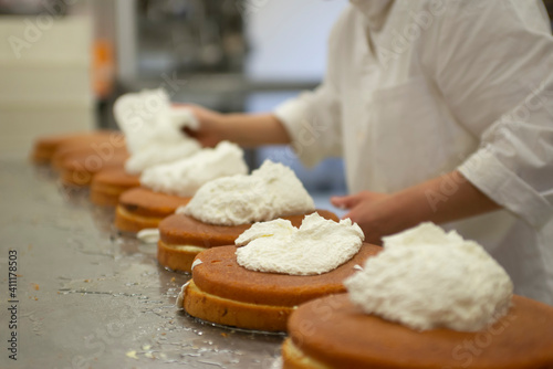 Fotografie making cakes in a bakery workshop