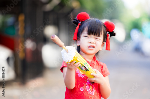 Billede på lærred Young girl dressed in Chinese Cheongsam Qipao clothing