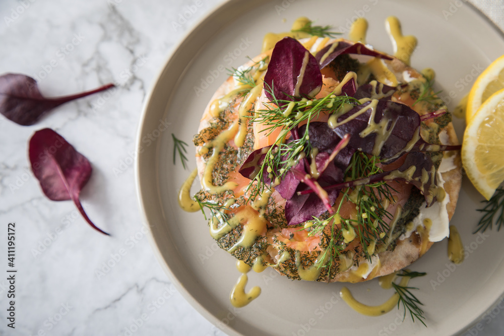 Gravlax Graved Lachs auf Knäckebrot mit Rote Beete Blätter Salat, Dill ...